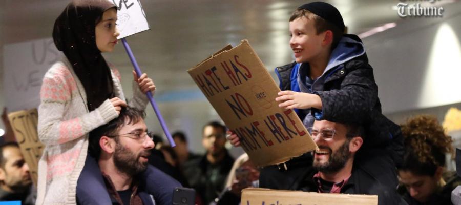 Airpoty Protest against Muslim Ban in Chicago showing children with empathy signs Nuccio DiNuzzo, Chicago Tribune, muslim ban, immigration, league of women voters, california, diversity, resist